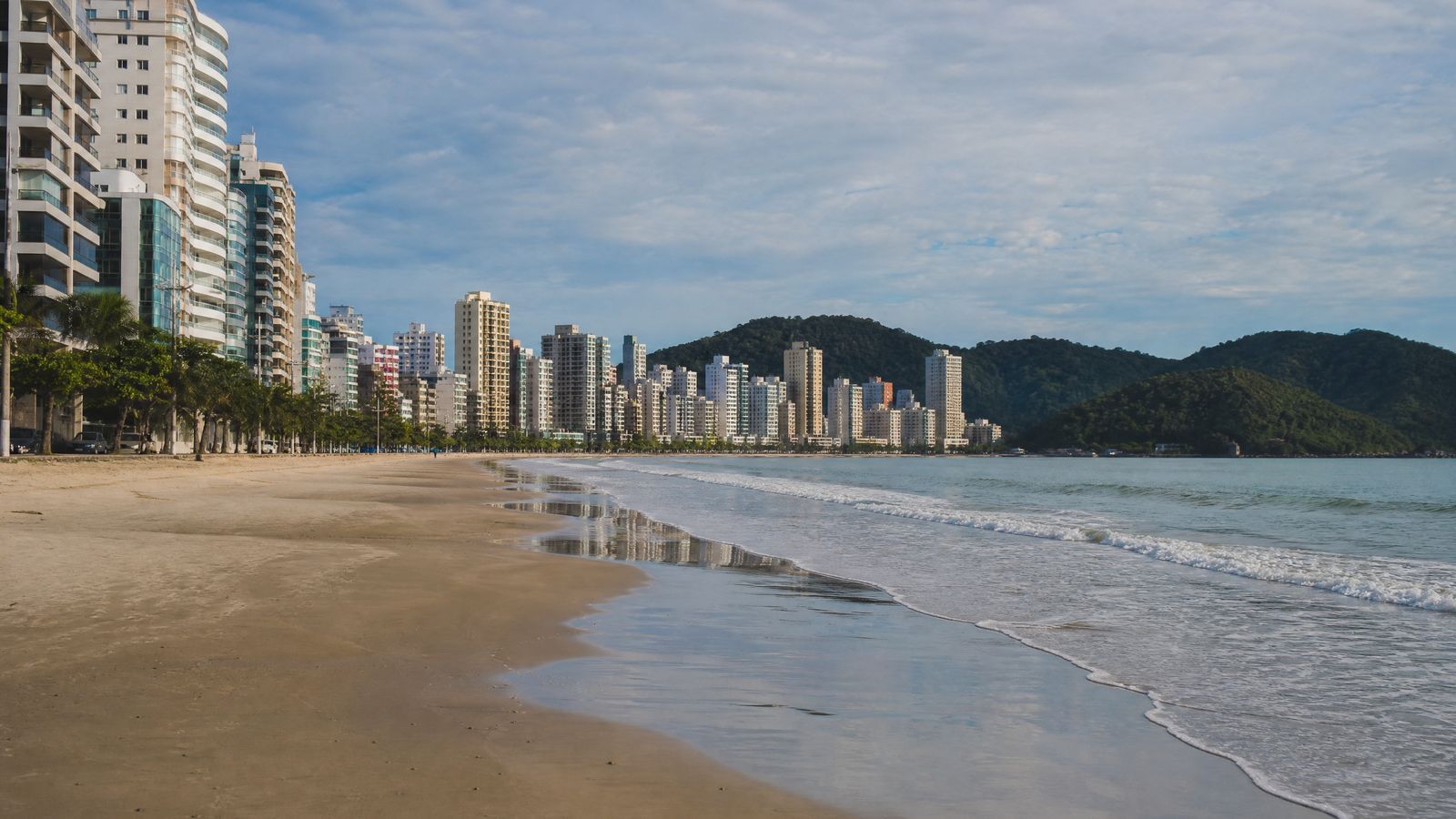 Meia Praia, en Itapema, con la playa calma y los edificios de la costanera.
