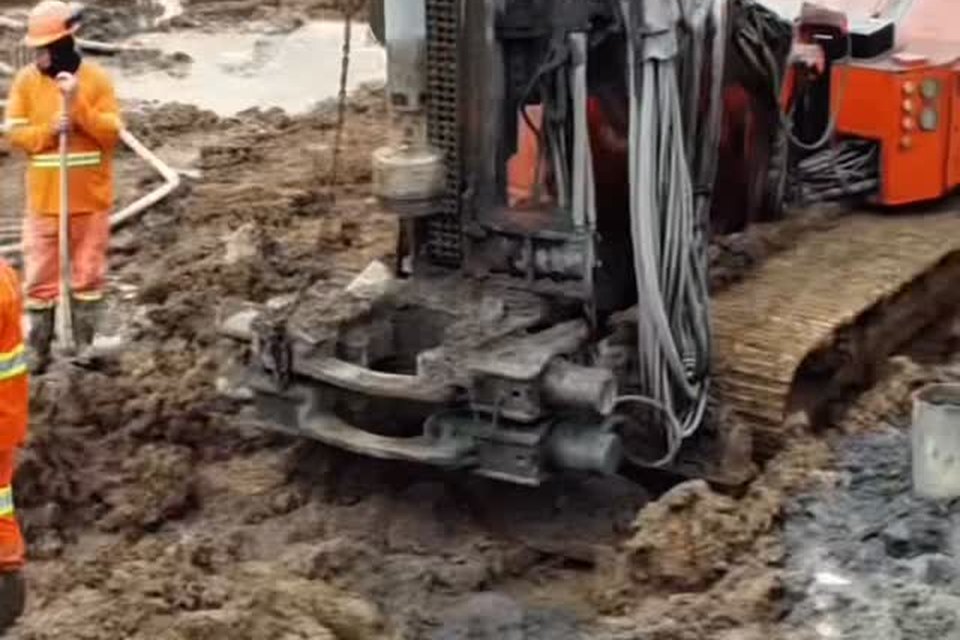 Fundación por estacas del Serene Beach, Canajurê, agosto de 2025